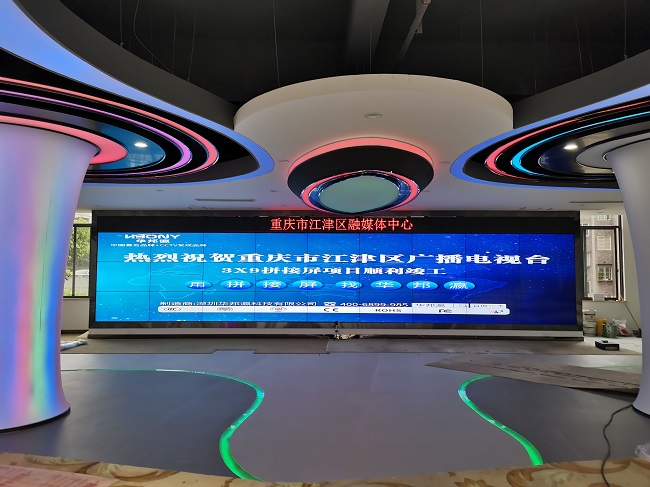 華邦瀛科技 55 寸 1.8mm 液晶拼接屏，為會議室?guī)砣麦w驗