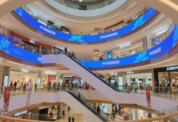 商場(chǎng)中庭弧形LED顯示屏.jpg 商場(chǎng)中庭弧形LED顯示屏.jpg