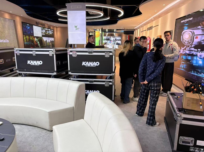 法國客戶組團到華邦瀛學習LED顯示屏維修的真實經(jīng)歷 法國客戶組團到華邦瀛學習LED顯示屏維修的真實經(jīng)歷